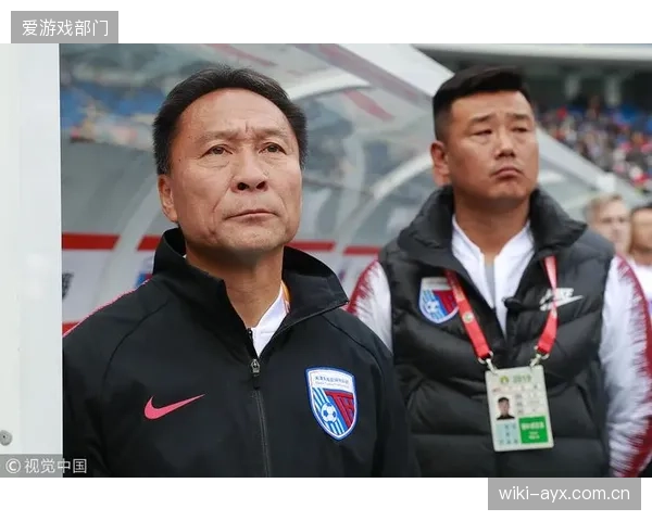 老将阿德将凭借其丰富的经验与防守硬度稳定球队后防线。
